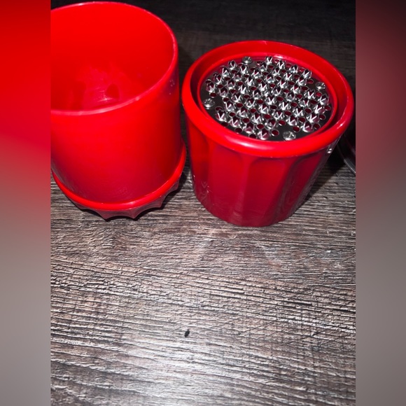 2 kitchen gadgets hand sifter and hand shredder grater - Picture 3 of 5